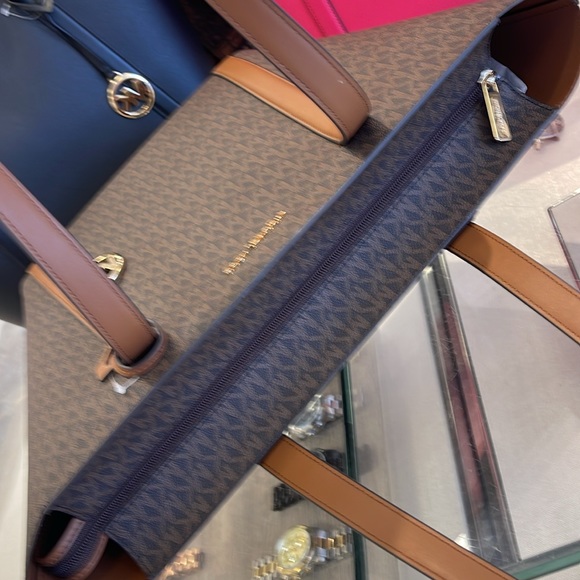 MICHAEL KORS
Pratt Large Signature Logo Tote Shoulder Bag
COLOR BROWN
NWT - Picture 6 of 16